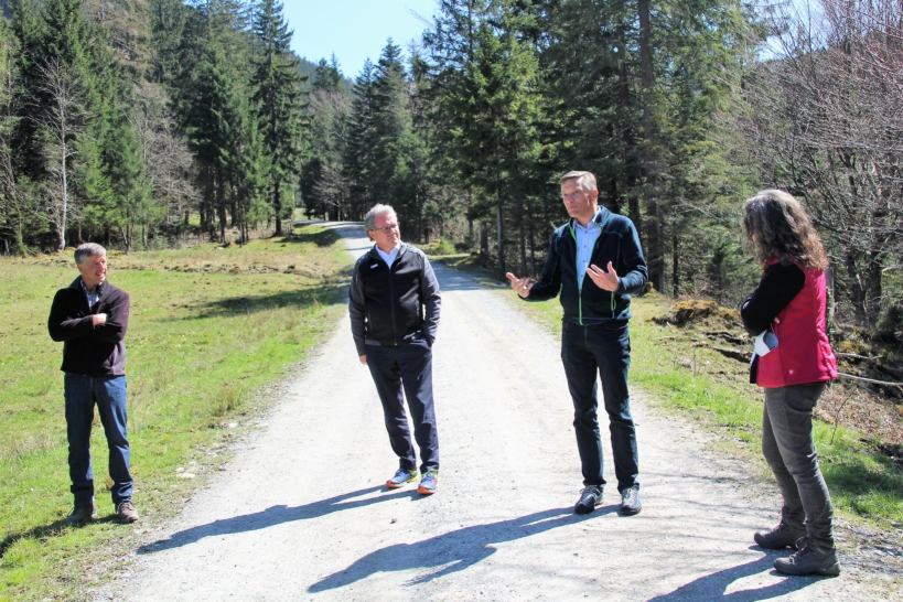 Für Tourismus und Almwirtschaft im Litzldorfer Tal ist Handlungsbedarf dringend notwendig! Darin sind sich v.l. Georg Rechenauer, MdL Klaus Stöttner, Bürgermeister Anton Wallner und Christina Pfaffinger (CAT) einig