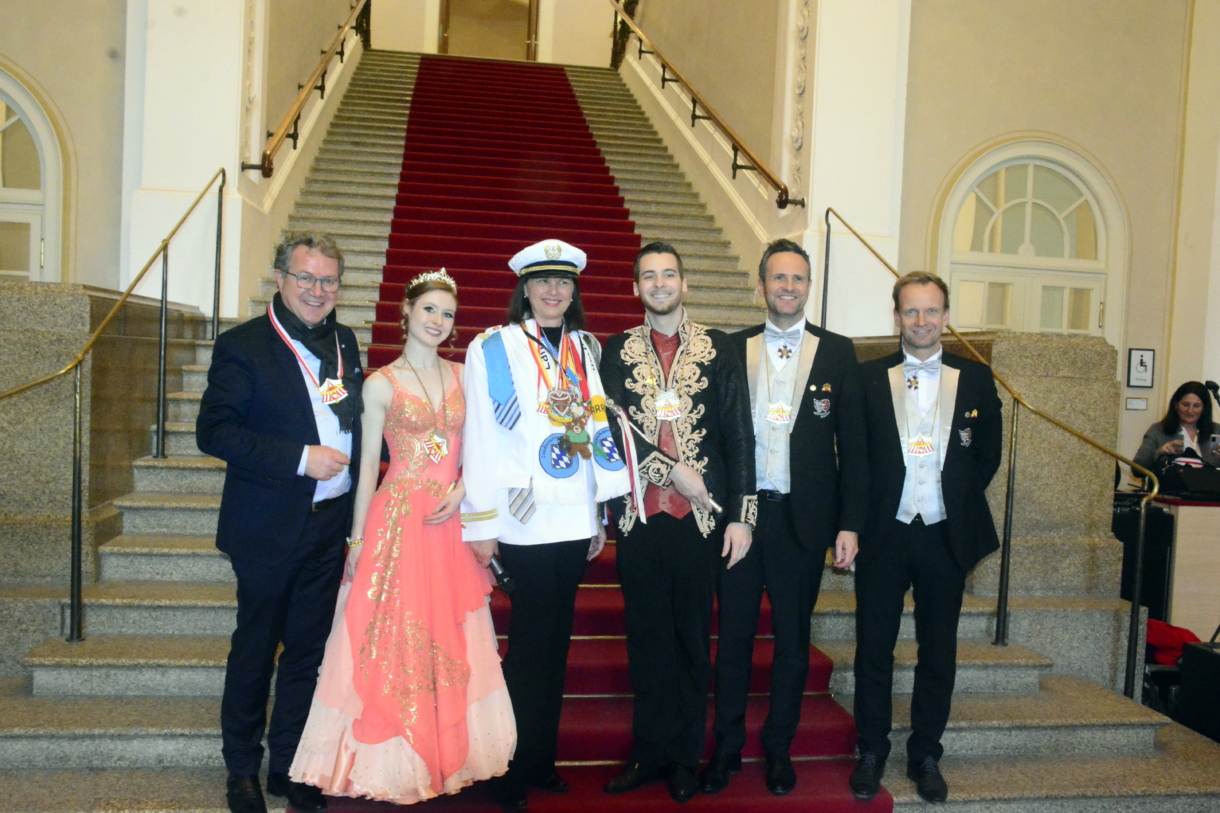 Klaus Stöttner, MdL, Prinzessin Carina I., Landtagspräsidentin Ilse Aigner, Prinz Philip I., Stefan Seidl und Max Haimmerer, Vizepräsidenten der Faschingsgilde Rosenheim auf der Treppe des Bayerischen Landtags Fotos: Robert Auerbacher