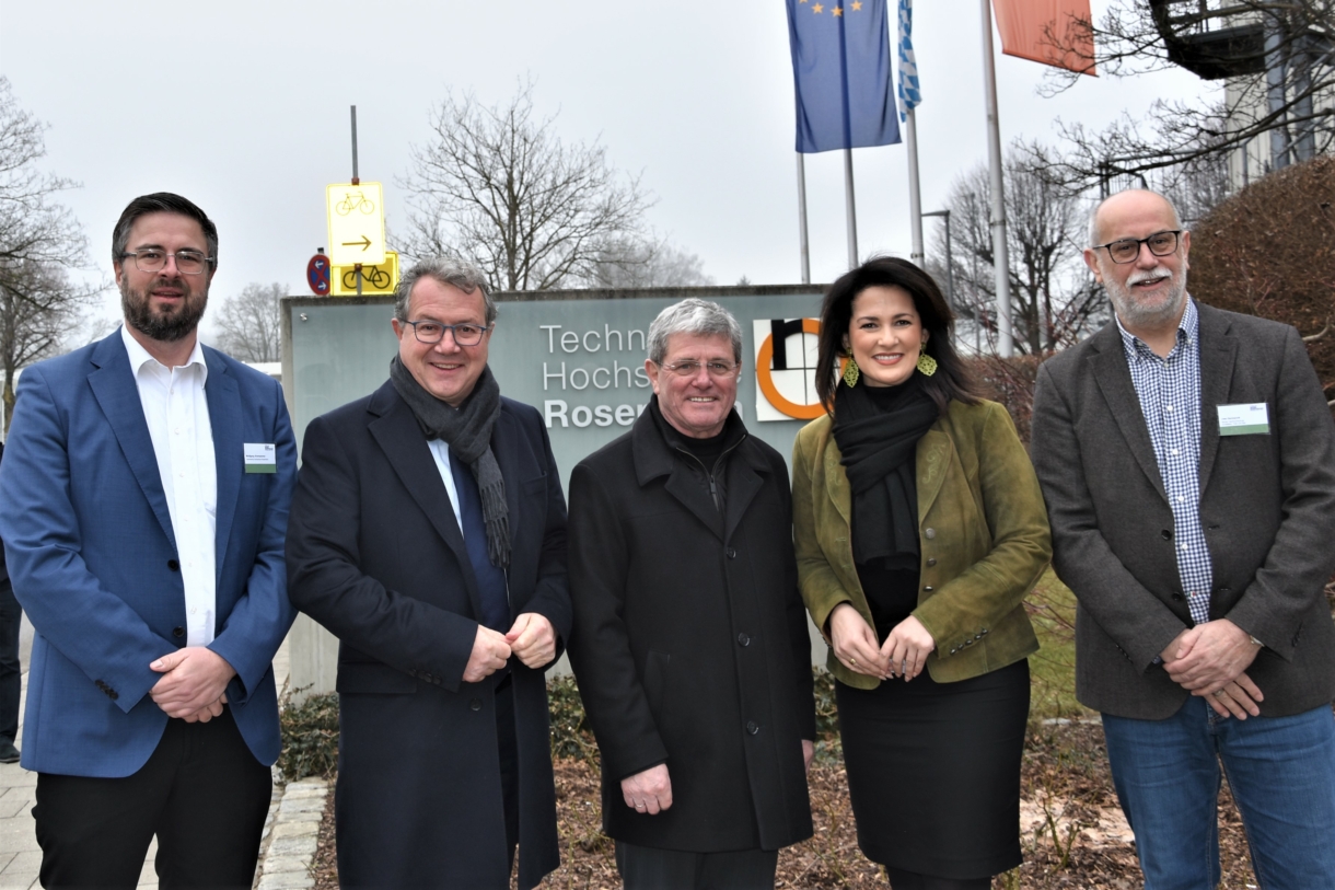 Wolfgang Alversammer, geschäftsführender Leiter des Zentrums für Forschung, Entwicklung und Transfer an der TH Rosenheim; MdL Klaus Stöttner, Vorsitzender des Kuratoriums der Hochschule; TH-Präsident Professor Heinrich Köster; Staatsministerin Michaela Kaniber; Professor Uwe Germerott, Geschäftsführer des Forums Holzbau (von links)