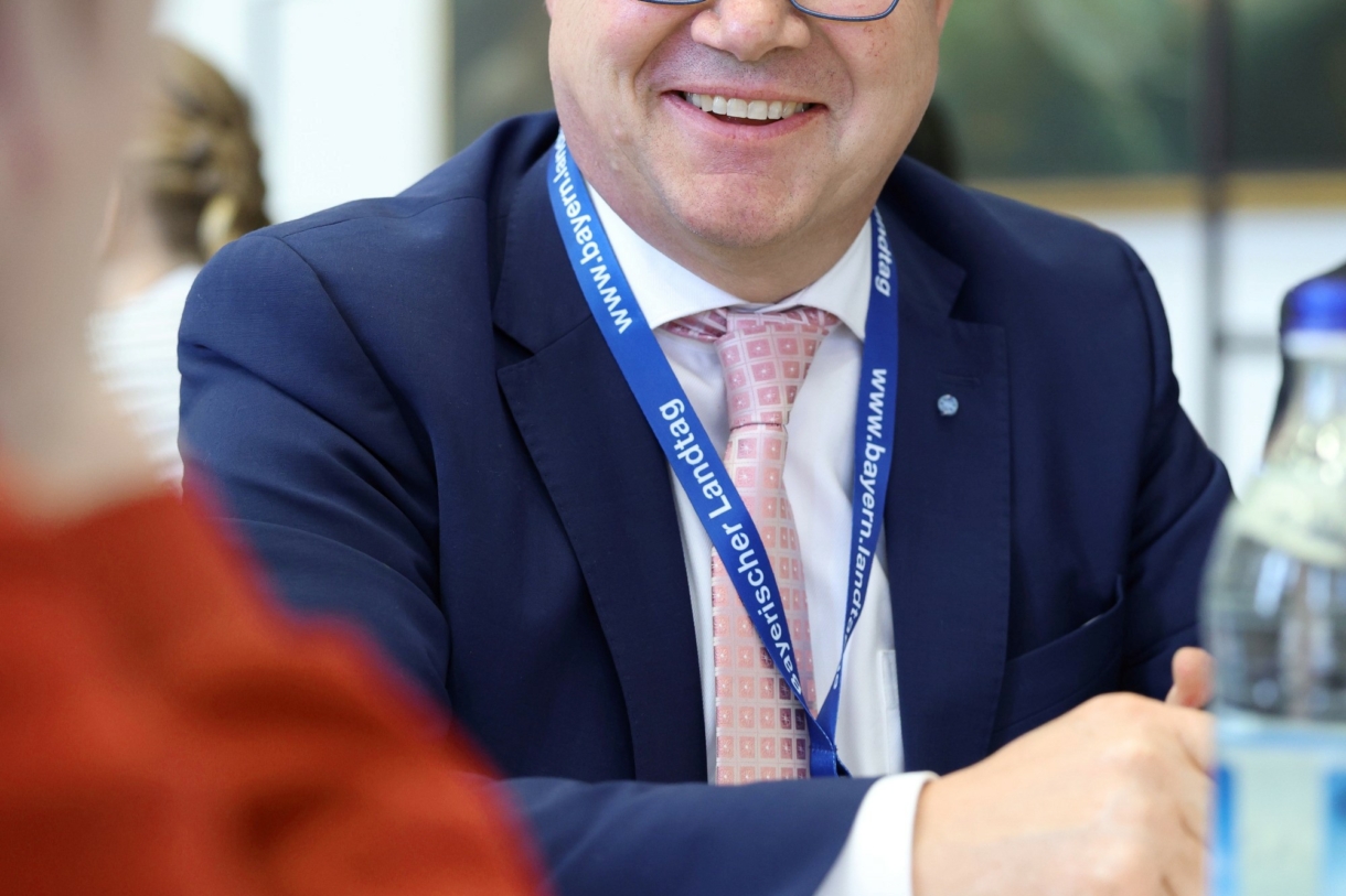 Klaus Stöttner im Gespräch mit Jugendlichen