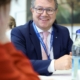 Klaus Stöttner im Gespräch mit Jugendlichen