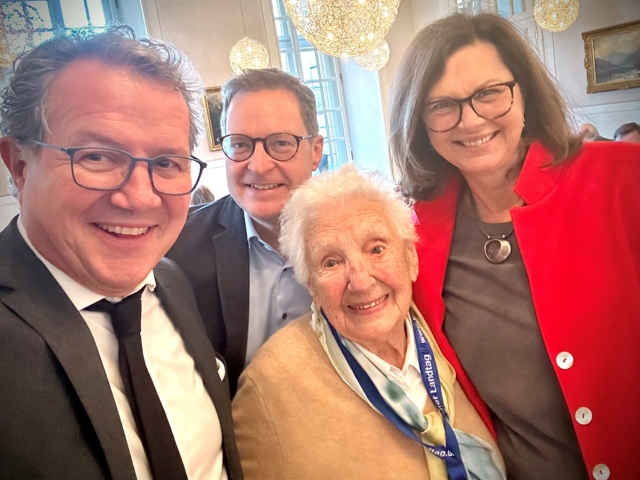 Einladung zum 95. Geburtstag: Elisabeth Platzer besucht Landtag.