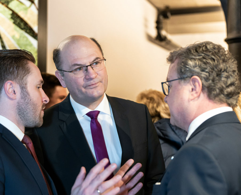 Finanzminister Albert Füracker mit dem 2. Bürgermeister der Stadt Rosenheim, Daniel Artmann und Klaus Stöttner