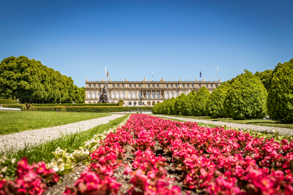 Schloss Herrenchiemsee mit Sommerbepflanzung © Chiemsee-Alpenland Tourismus, Bayerische Schlösserverwaltung, Thomas Kujat