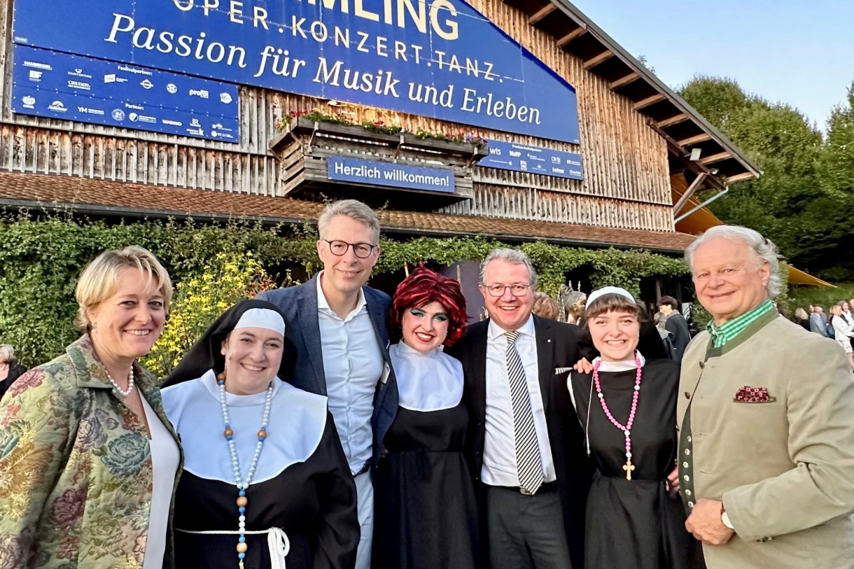 Auf dem Foto (v.l.n.r.): Cornelia von Kerssenbrock (musikalische Leitung), Johanna Ferlic (Mutter Oberin), Staatsminister Markus Blume, Fiona Kent (Deloris Van Cartier), Landtagsabgeordneter Klaus Stöttner, Jessica Schäfer (Schwester Mary Robert), Intendant Ludwig Baumann