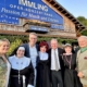 Auf dem Foto (v.l.n.r.): Cornelia von Kerssenbrock (musikalische Leitung), Johanna Ferlic (Mutter Oberin), Staatsminister Markus Blume, Fiona Kent (Deloris Van Cartier), Landtagsabgeordneter Klaus Stöttner, Jessica Schäfer (Schwester Mary Robert), Intendant Ludwig Baumann