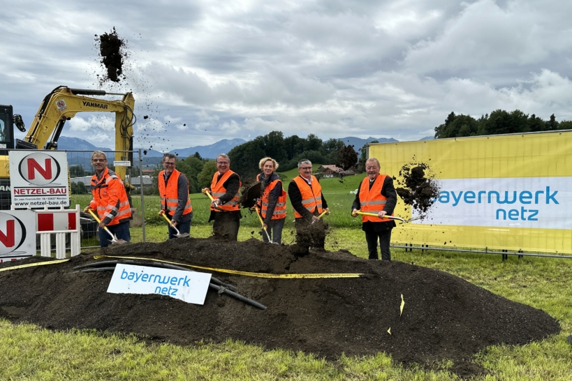 Irschenbergs Bürgermeister Klaus Meixner (2.v.r.) und Landtagsabgeordneter Klaus Stöttner (3.v.l.) begingen gemeinsam mit Vertretern des Bayernwerks und dessen Partnerfirmen einen symbolischen Spatenstich für eine neue Mittelspannungsverbindung.