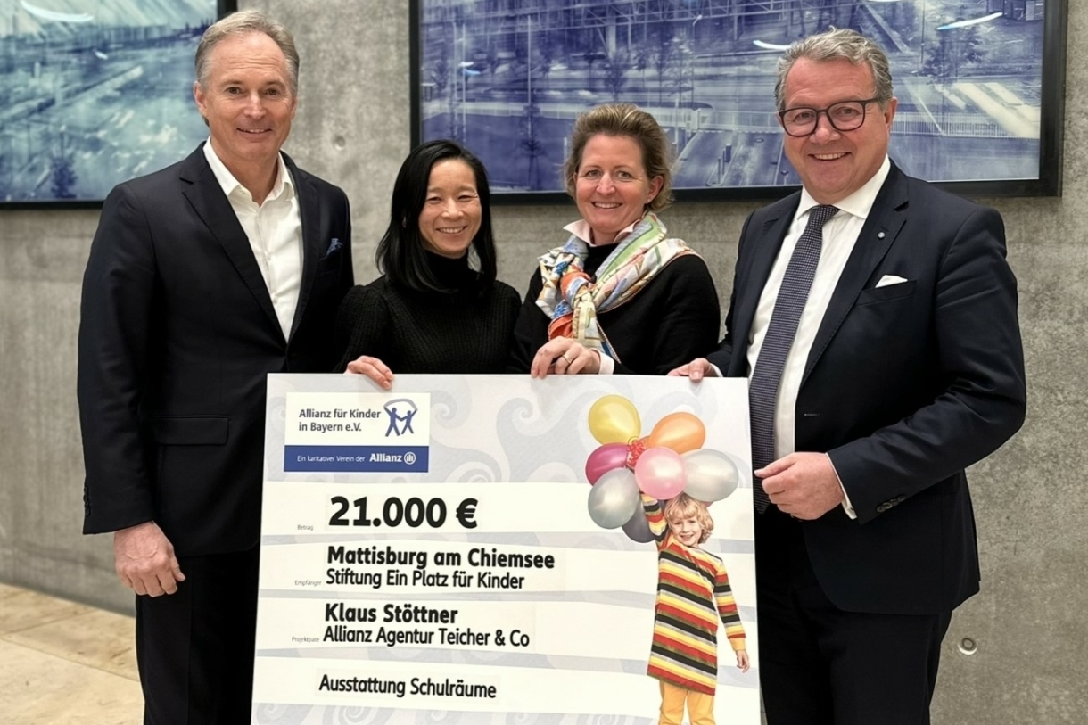 Auf dem Foto von links: Allianz Vorstand Jürgen Heinle, Châu Báu Tang-Rupp, Geschäftsführerin Allianz für Kinder in Bayern e.V., Johanna Ruoff, Klaus Stöttner, MdL a.D./Gesellschafter Allianz Teicher & Co. OHG, Prien bei der symbolischen Scheckübergabe an die Stiftungsvorsitzende Johanna Ruoff